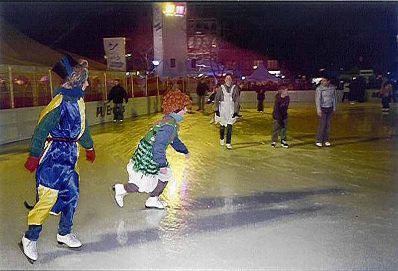 2002-MUC-iceskaters.jpg