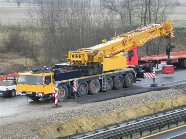 construction-equipment-mobile-cr
