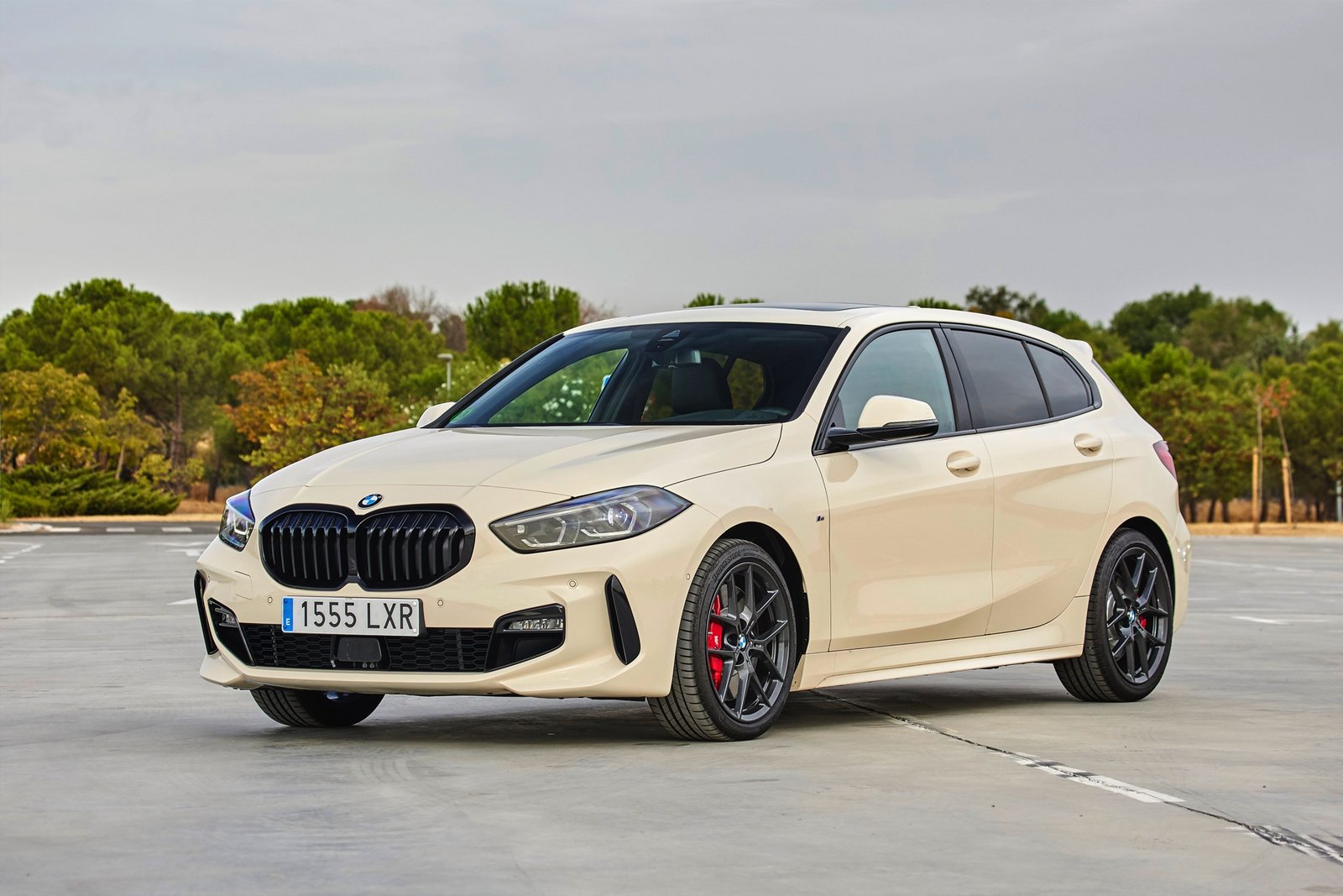 BMW-1er-F40-Individual-Creme-White.jpg
