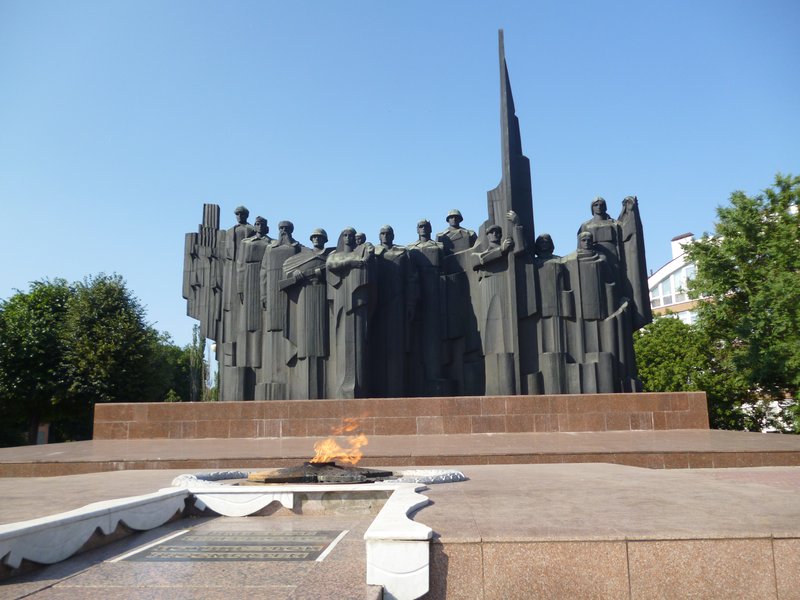 Памятник-монумент на Площади Поб
