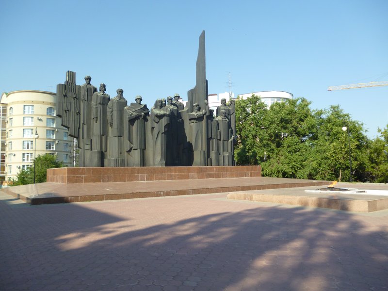 Памятник-монумент на Площади Поб