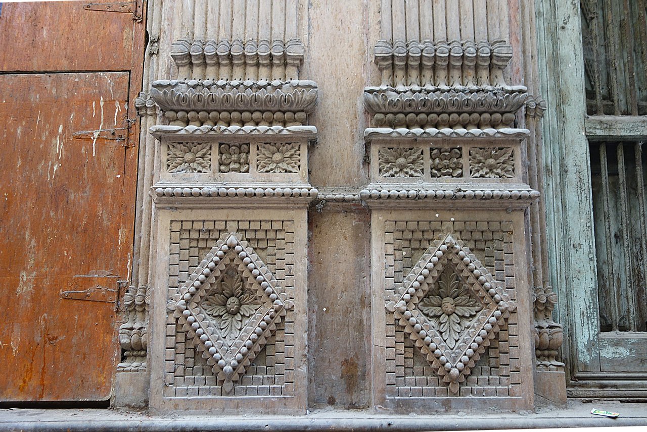 Дверь дома в Старом городе Дели