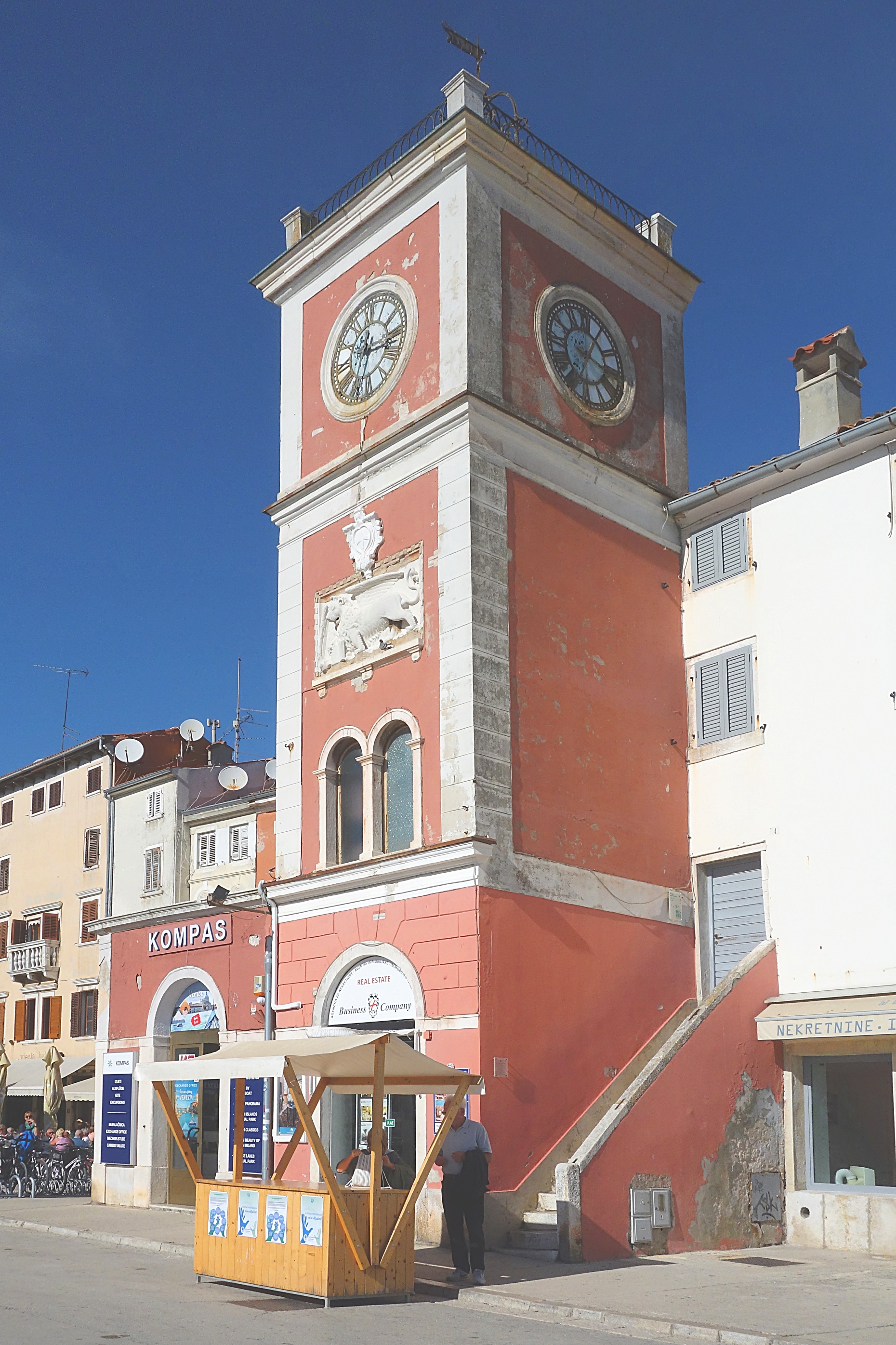 Часовая башня на площади Пореча