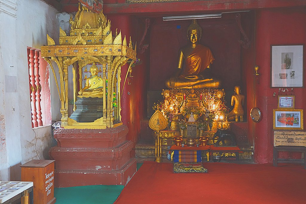 В небольшом храме в Луанге
