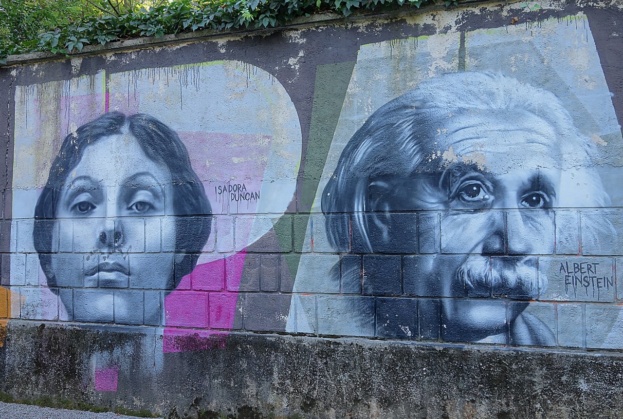 Портреты на стене сквера Опатии