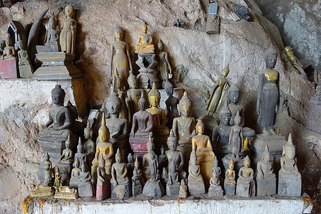Статуэтки Будды в пещере Пак О