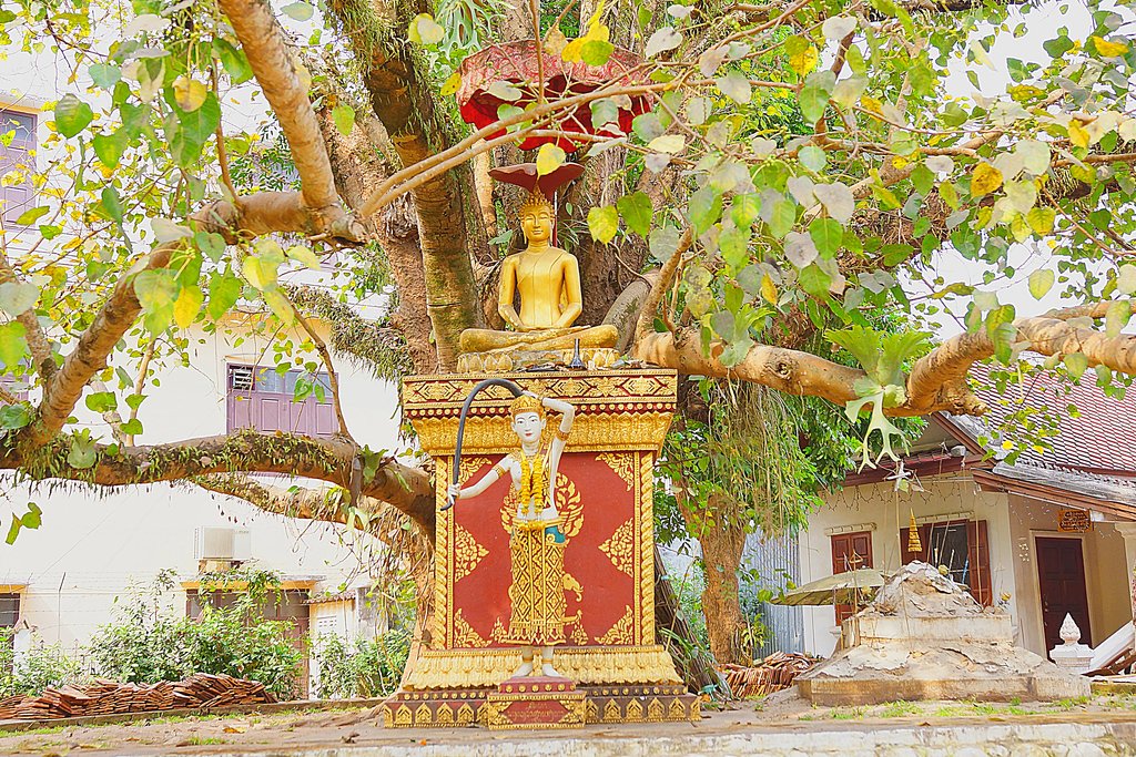 Статуя Будды в деревне