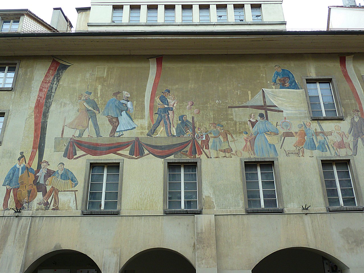 Фрески на стене здания в Берне