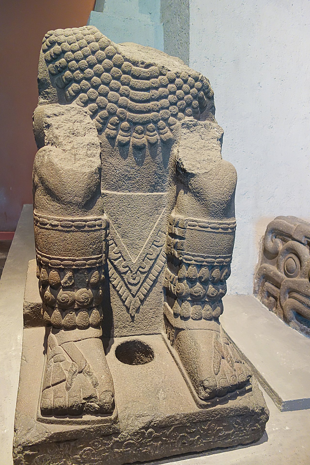 Часть ацтекской статуи
