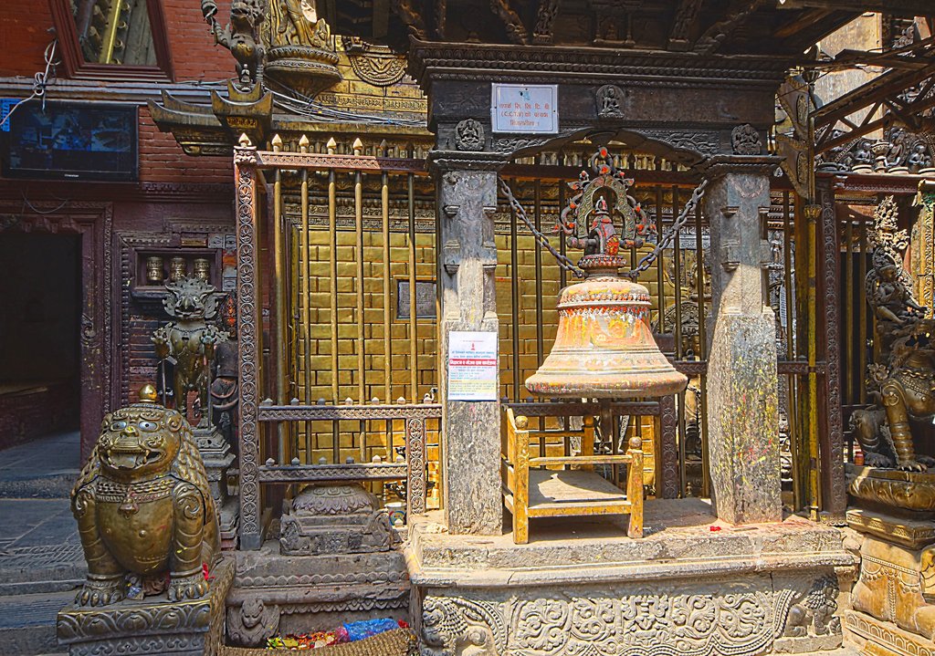 У входа в монастырь в Катманду