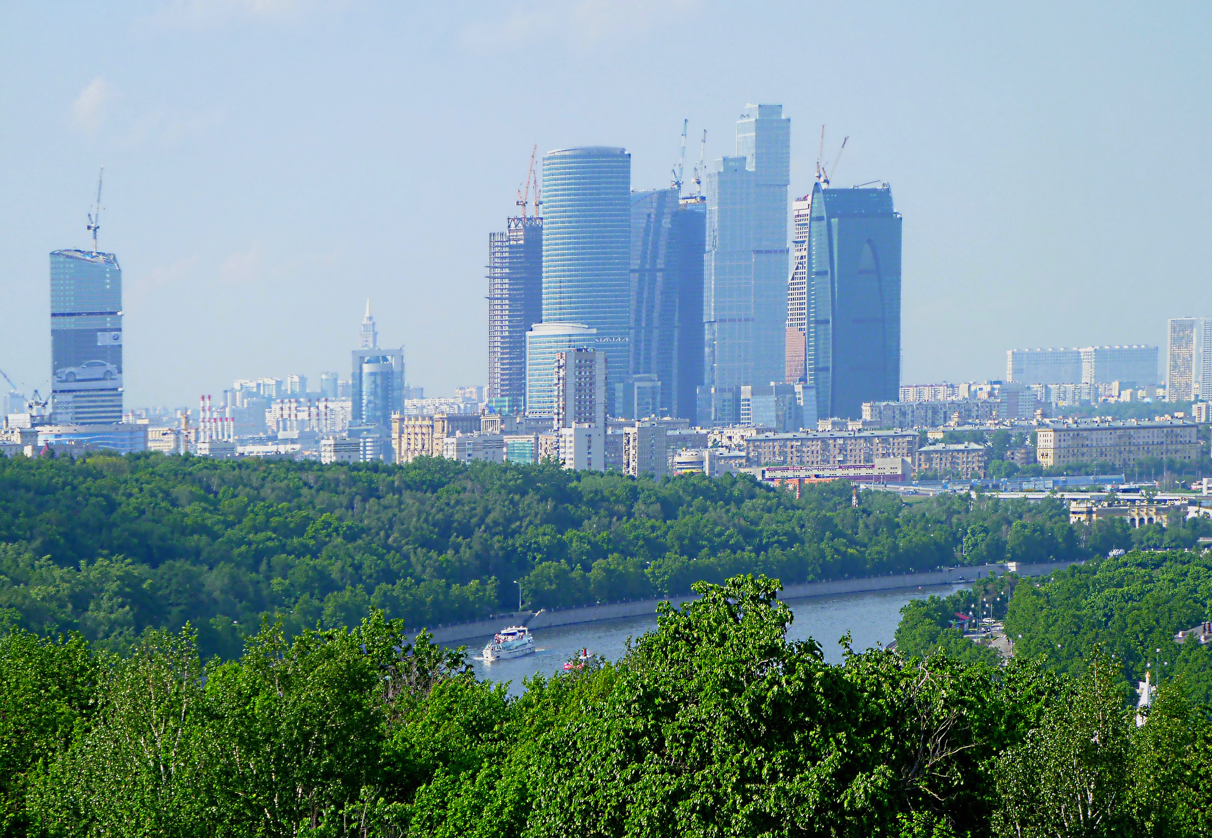 Вид Москвы-Сити с Воробьёвых гор