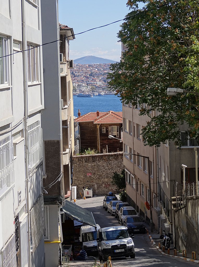 Улица Стамбула, вдали - Босфор