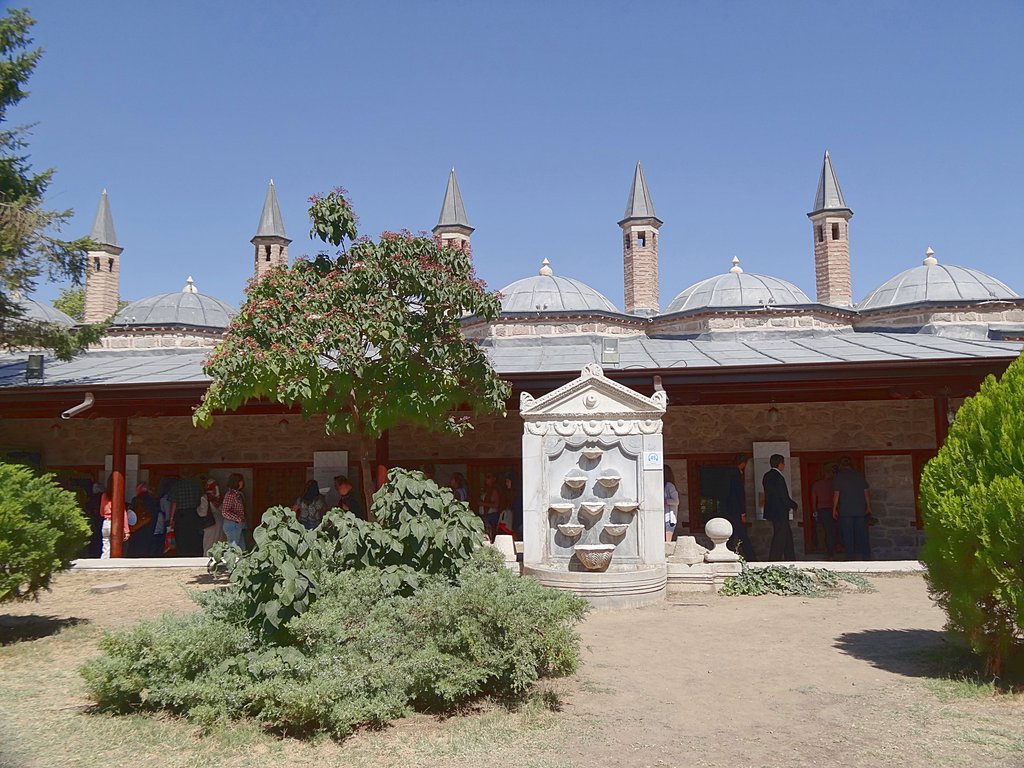 Двор мечети с фонтаном