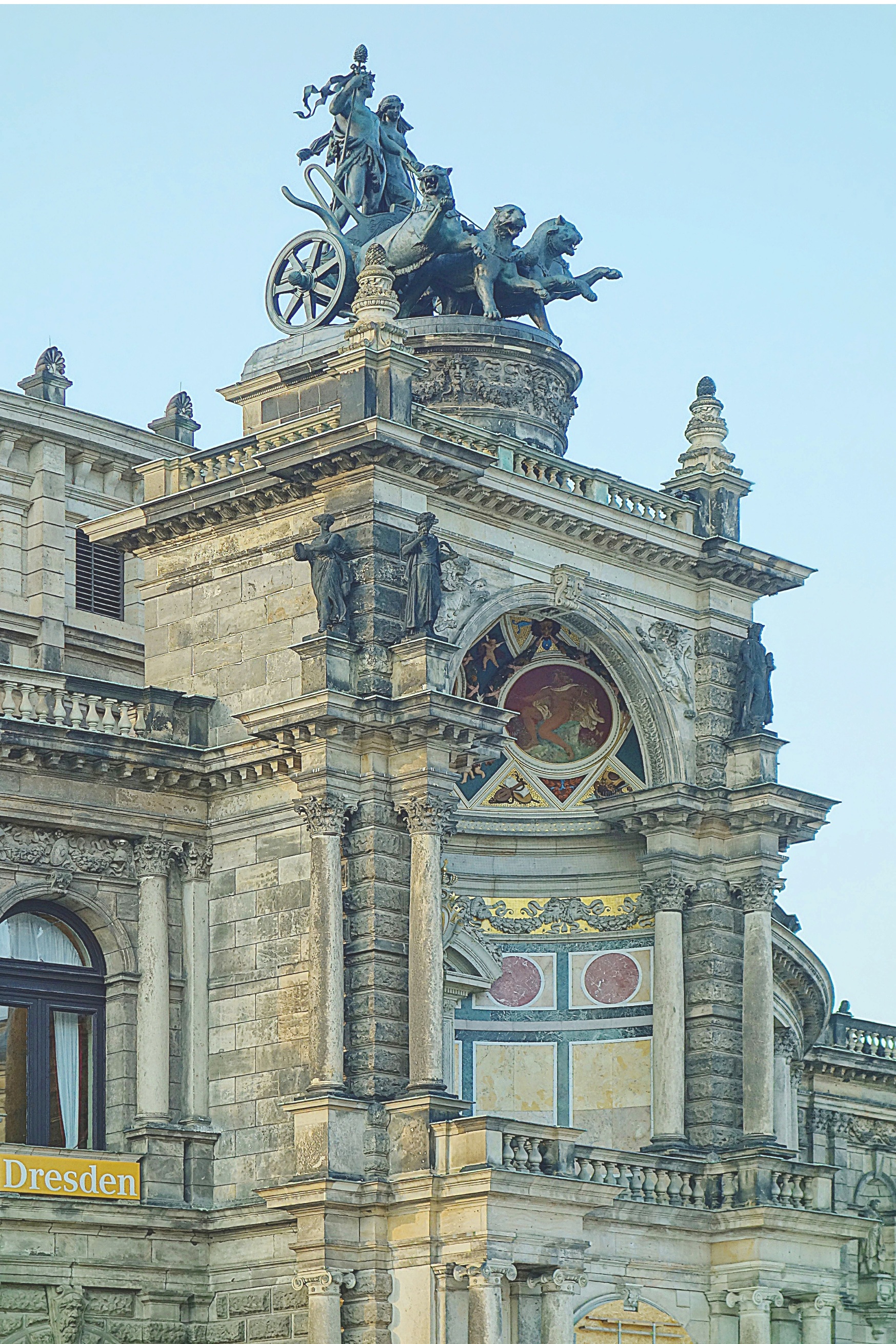 Скульптуры над входом в Оперу