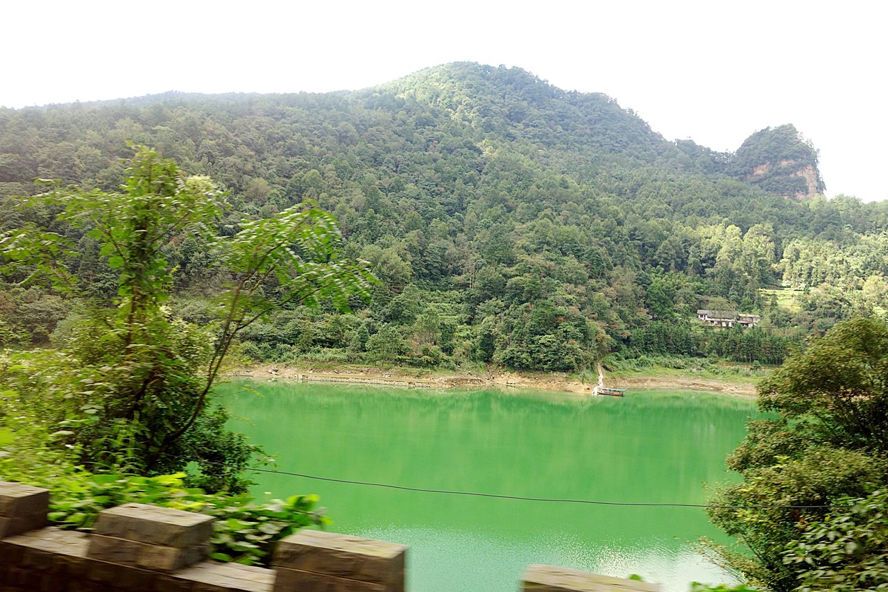 Озеро по дороге в Фэнхуан