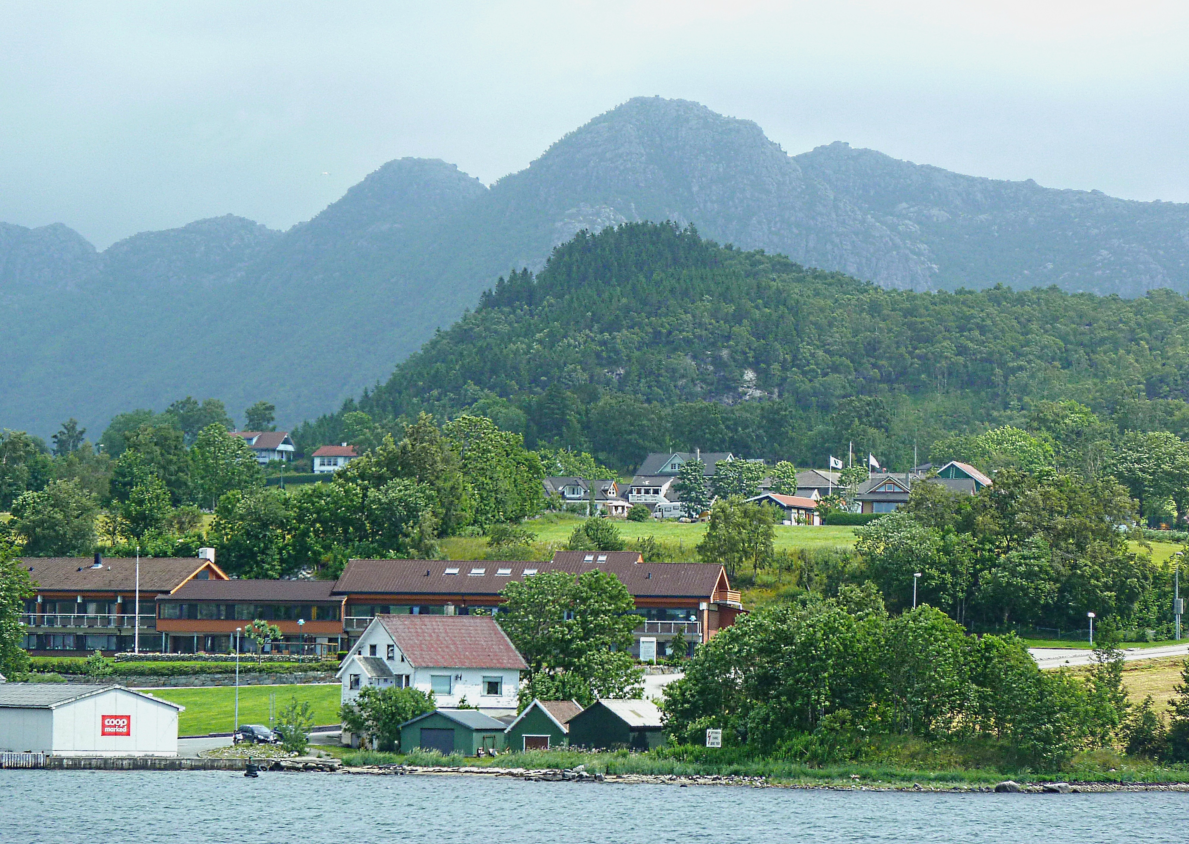 Посёлок на берегу фьорда