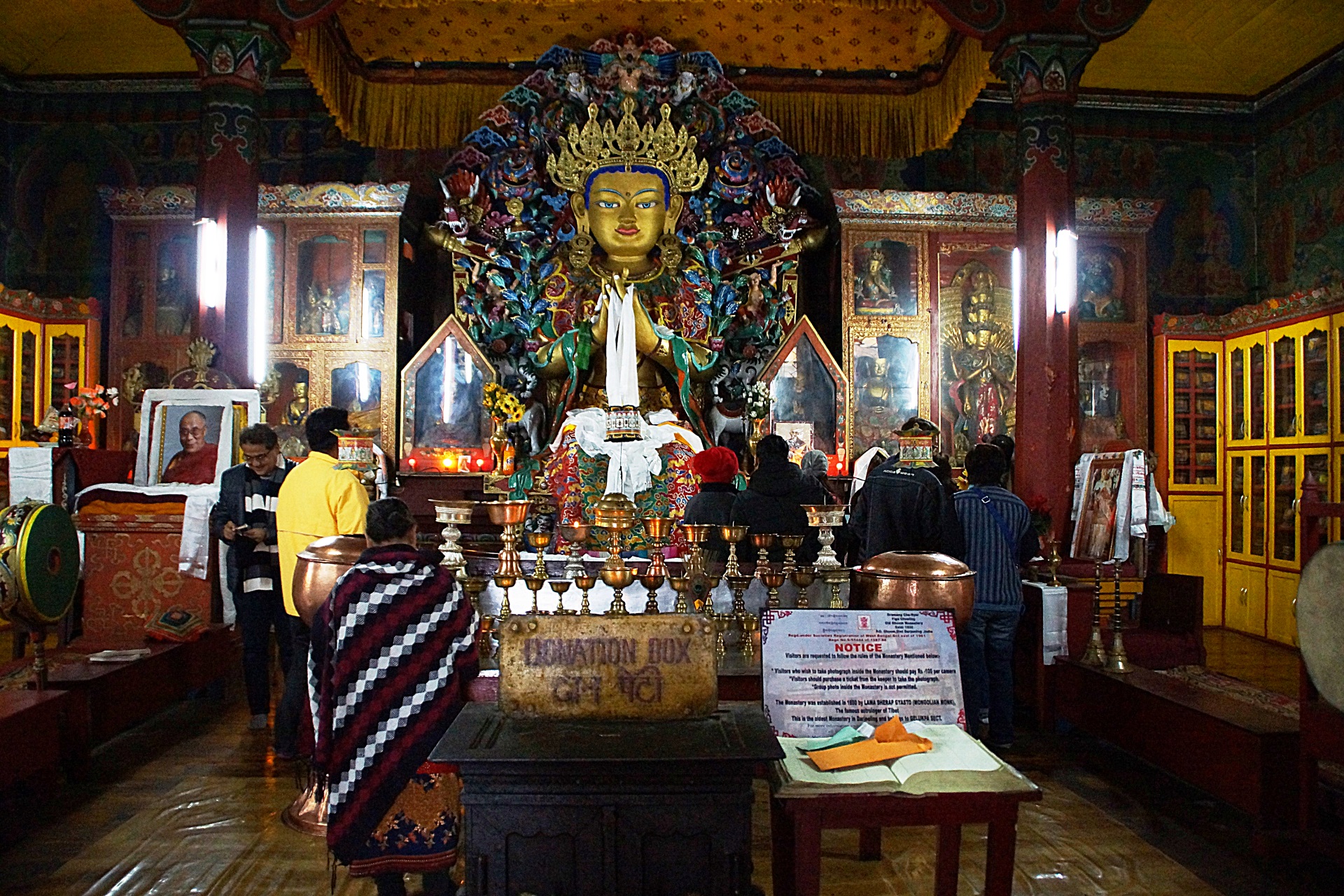 Интерьер храма Гхума