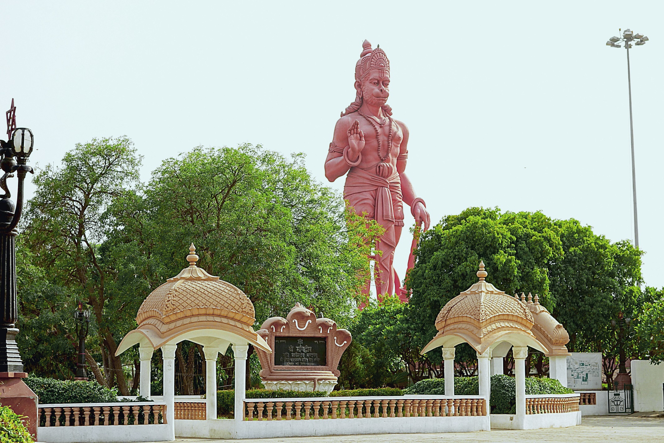 Статуя Ханумана в Чаттарпуре