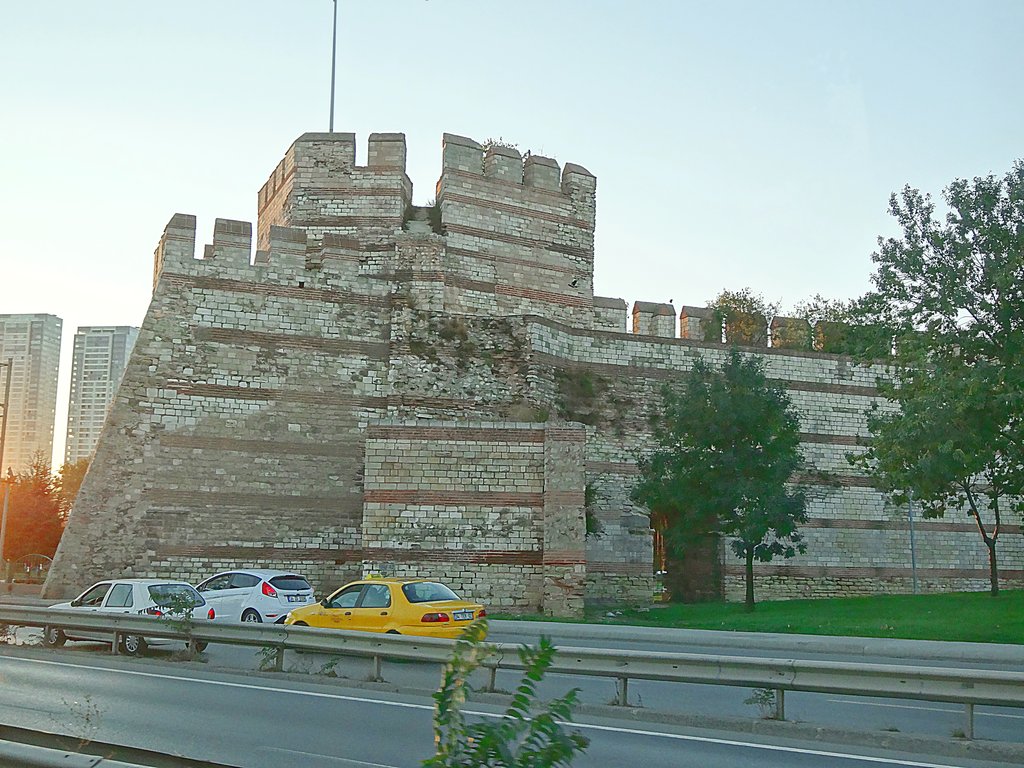 Старая крепость в центре