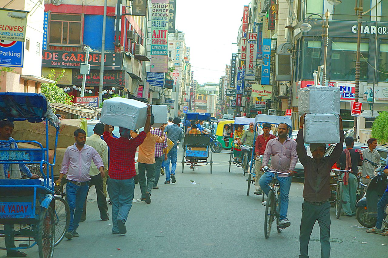 Оживлённая улица в центре Дели