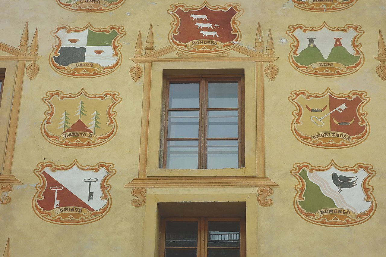 Фрески-гербы городов на стене