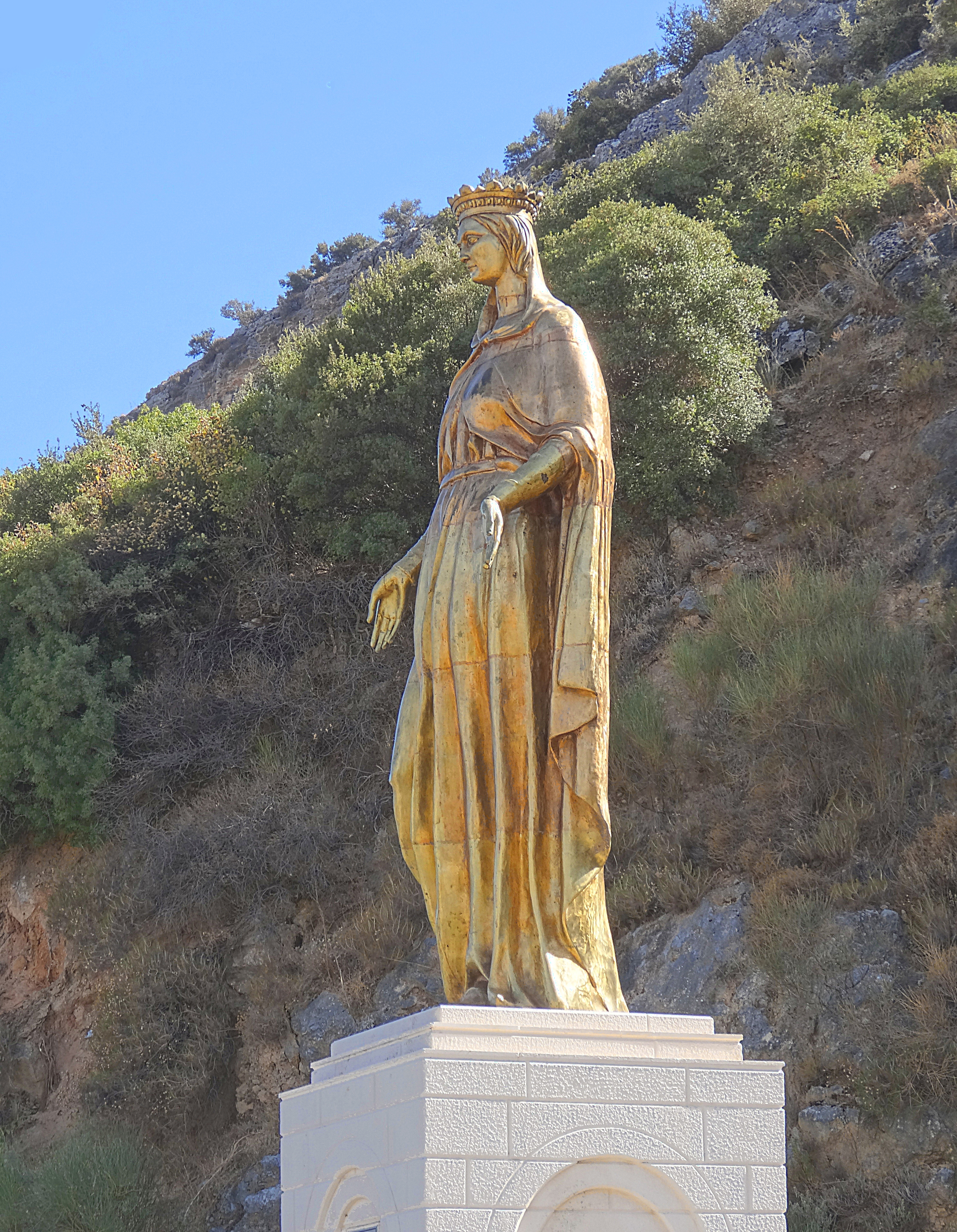Статуя Св. Марии Богоматери в святилище