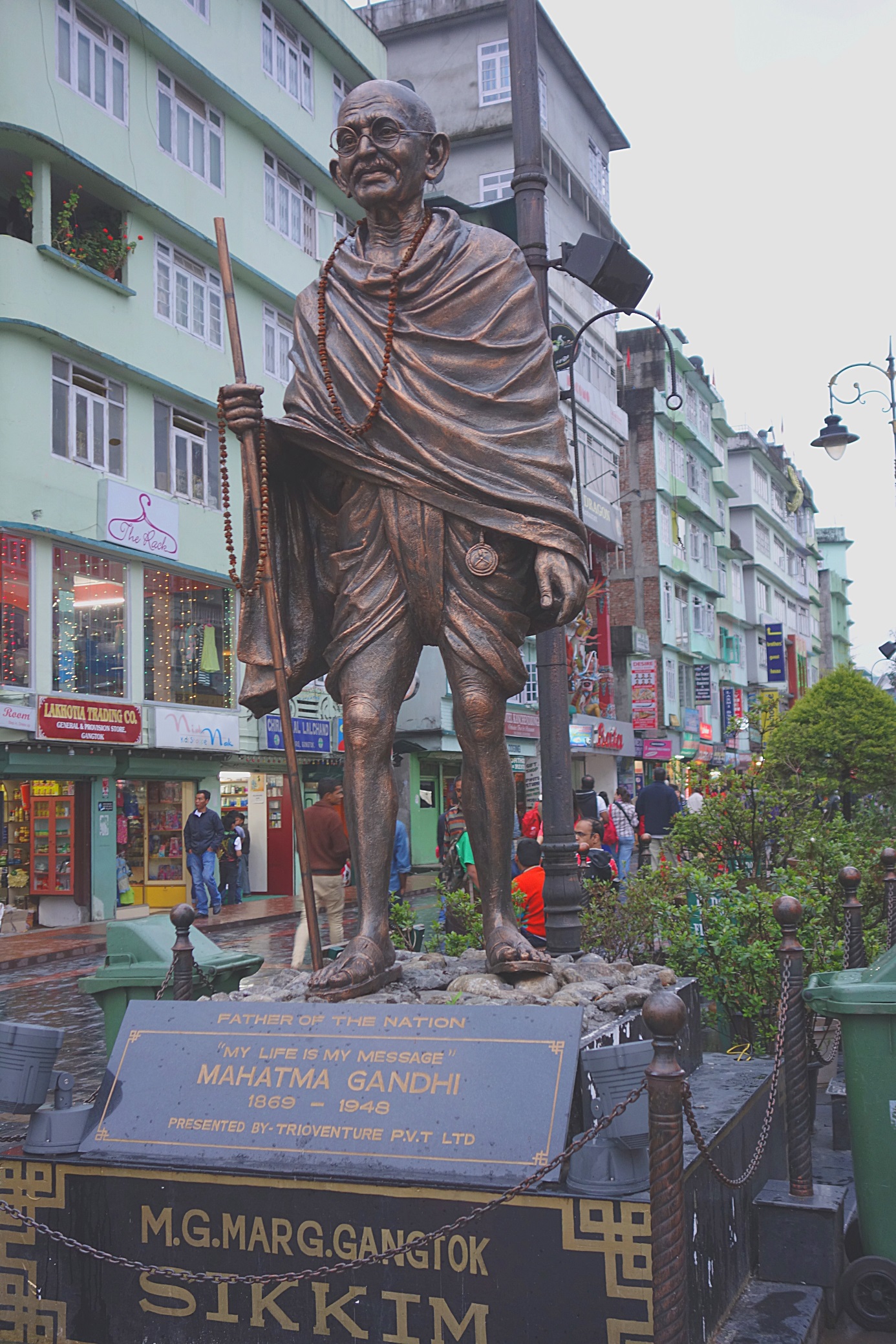 Памятник Махатме Ганди в Гангтоке