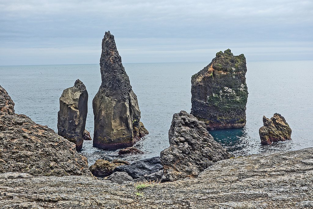 Базальтовые скалы у берега моря