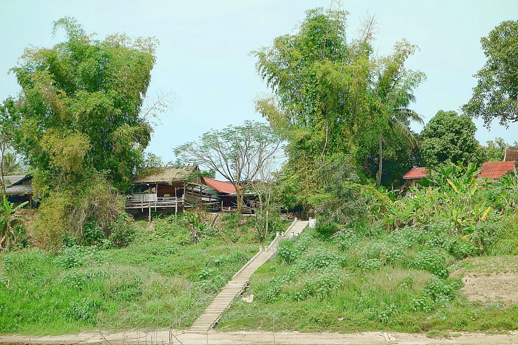 Деревня на берегу Меконга