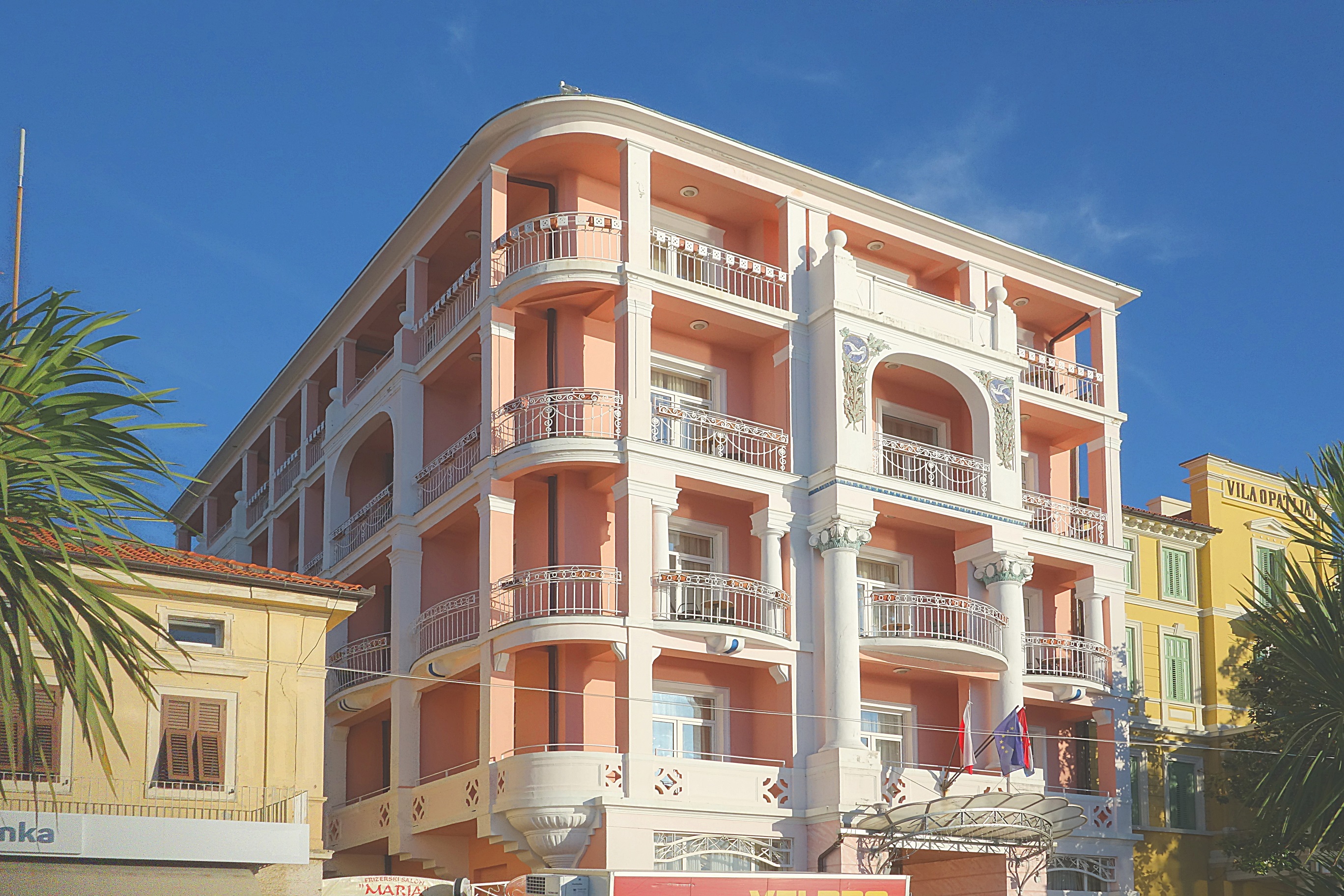 Здание отеля в Опатии у берега