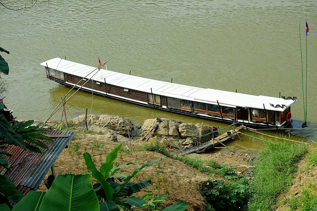 Прогулочный лаосский кораблик