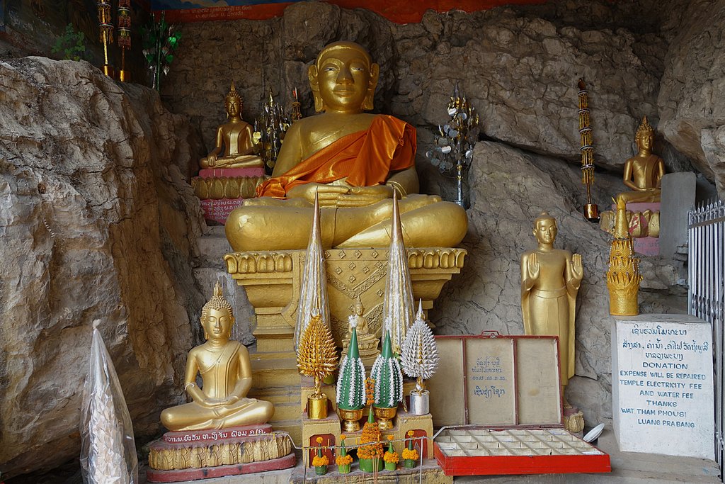 Сидящий Будда в гроте у дороги
