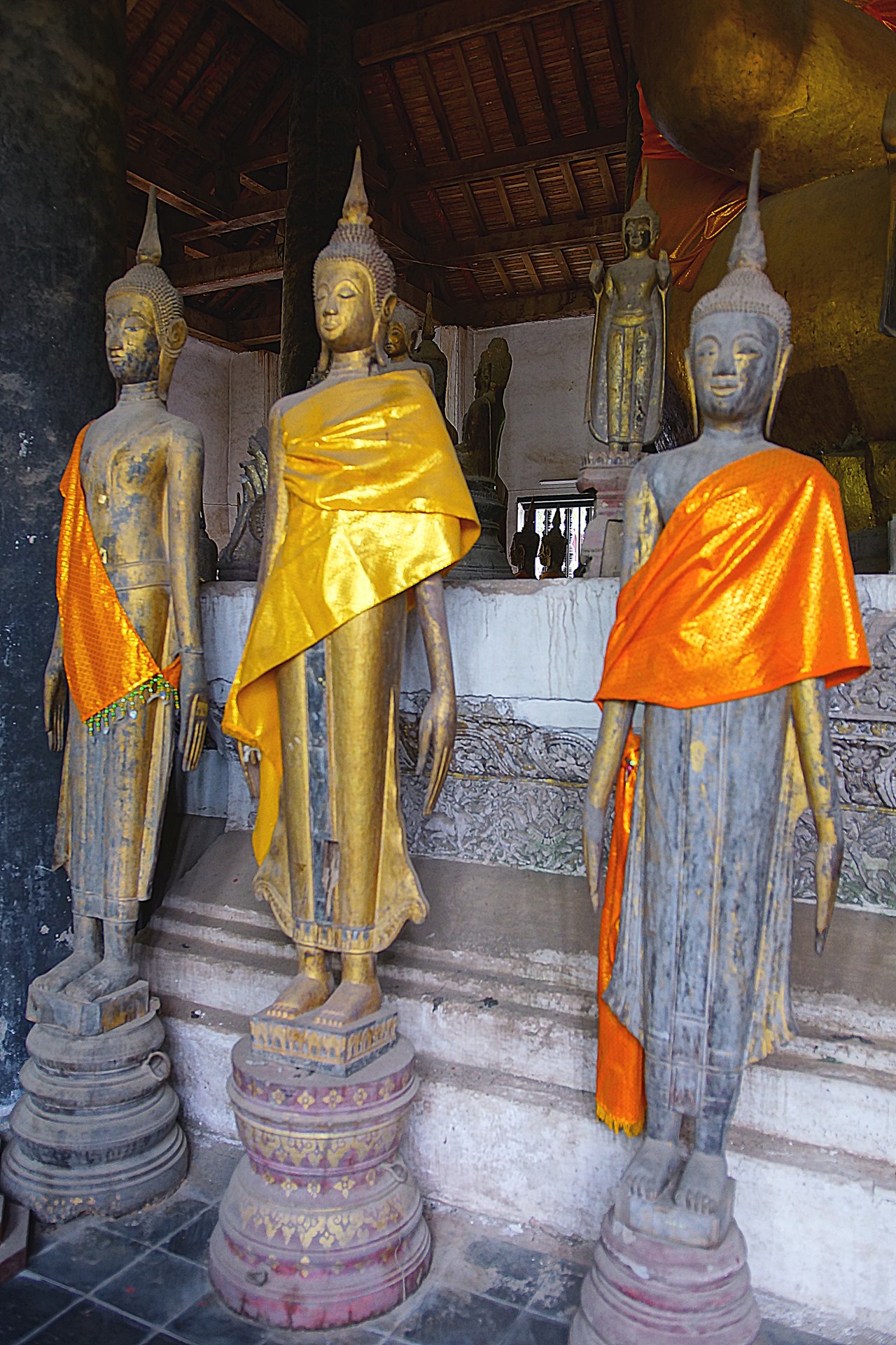 Статуи в храме Луанг Прабанга