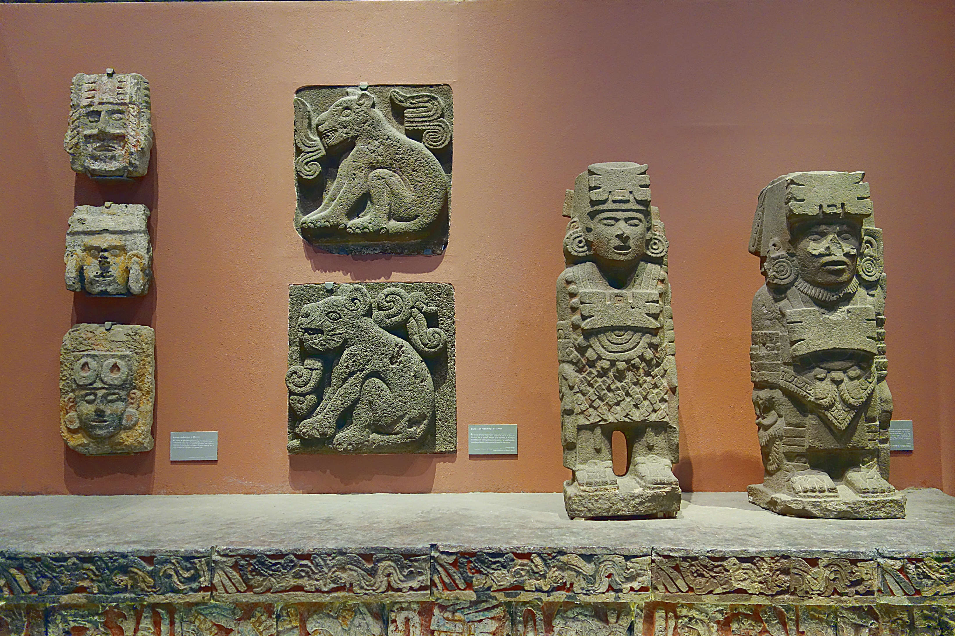 Скульптуры в Музее ацтеков