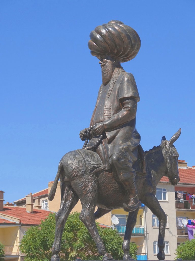 Памятник Насретдину в городке З.Турции