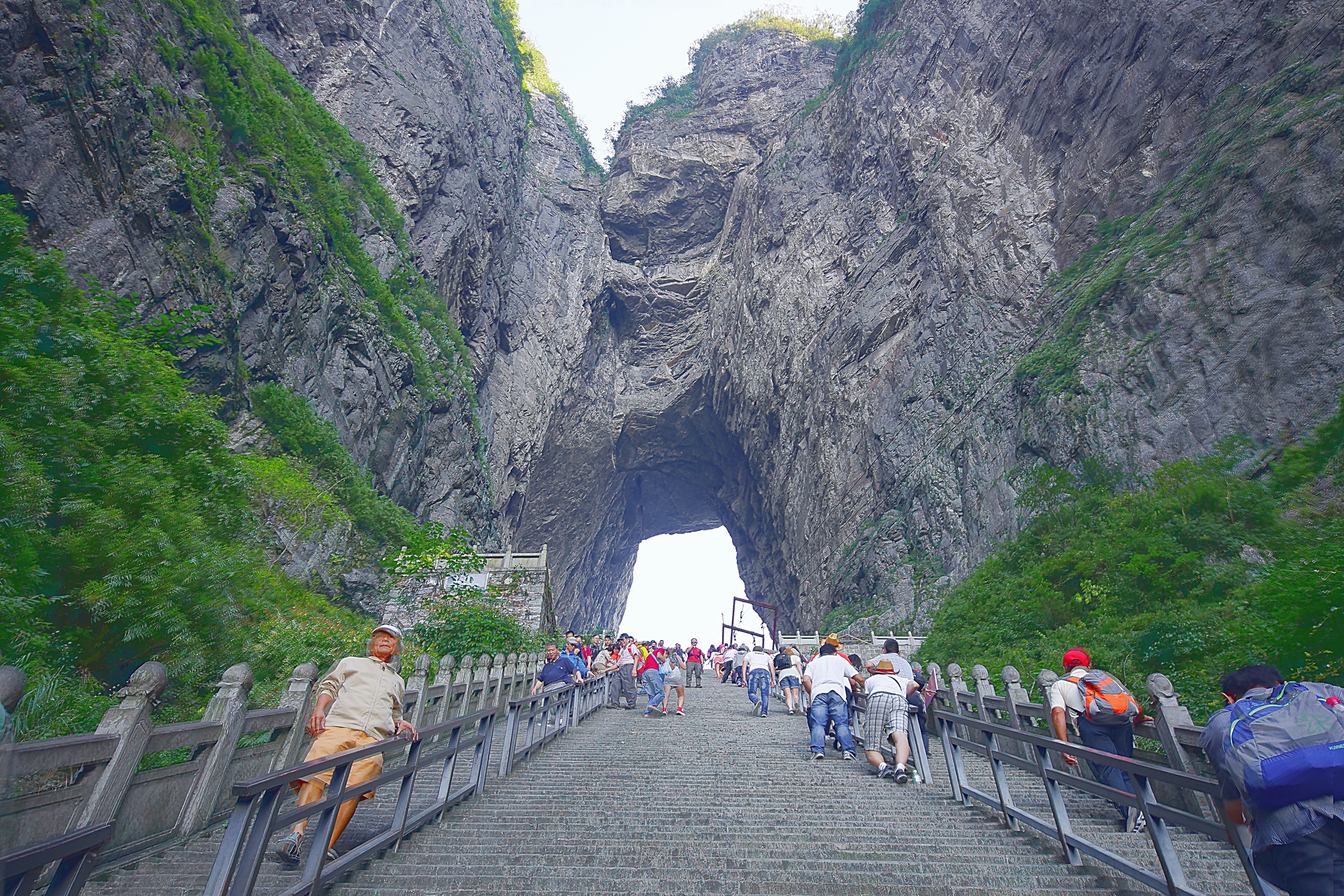 Пещера Тяньмэнь на верху массива