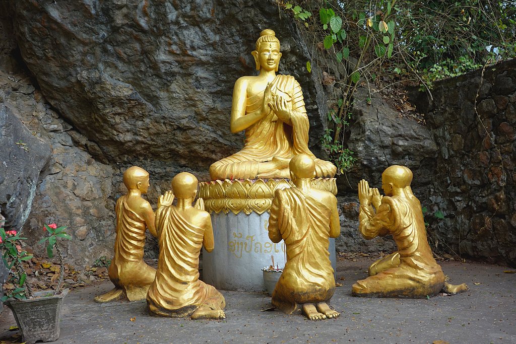 Будда с учениками в нише скалы