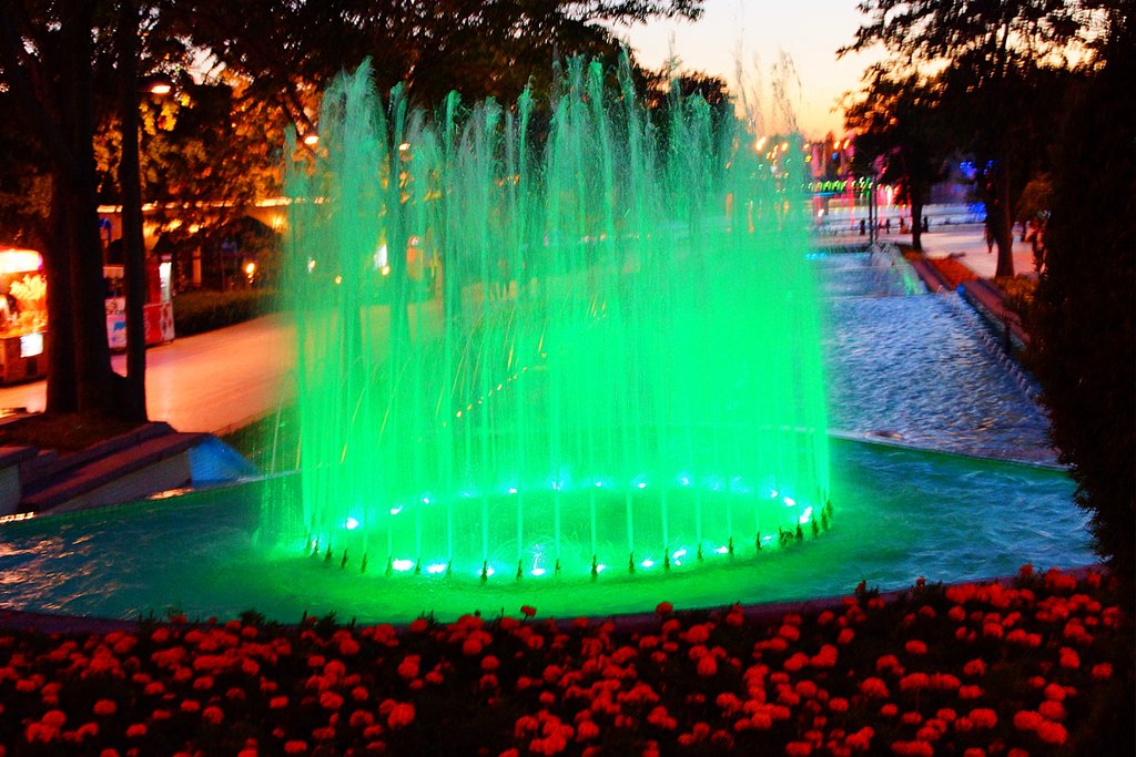 Маленький фонтан в парке