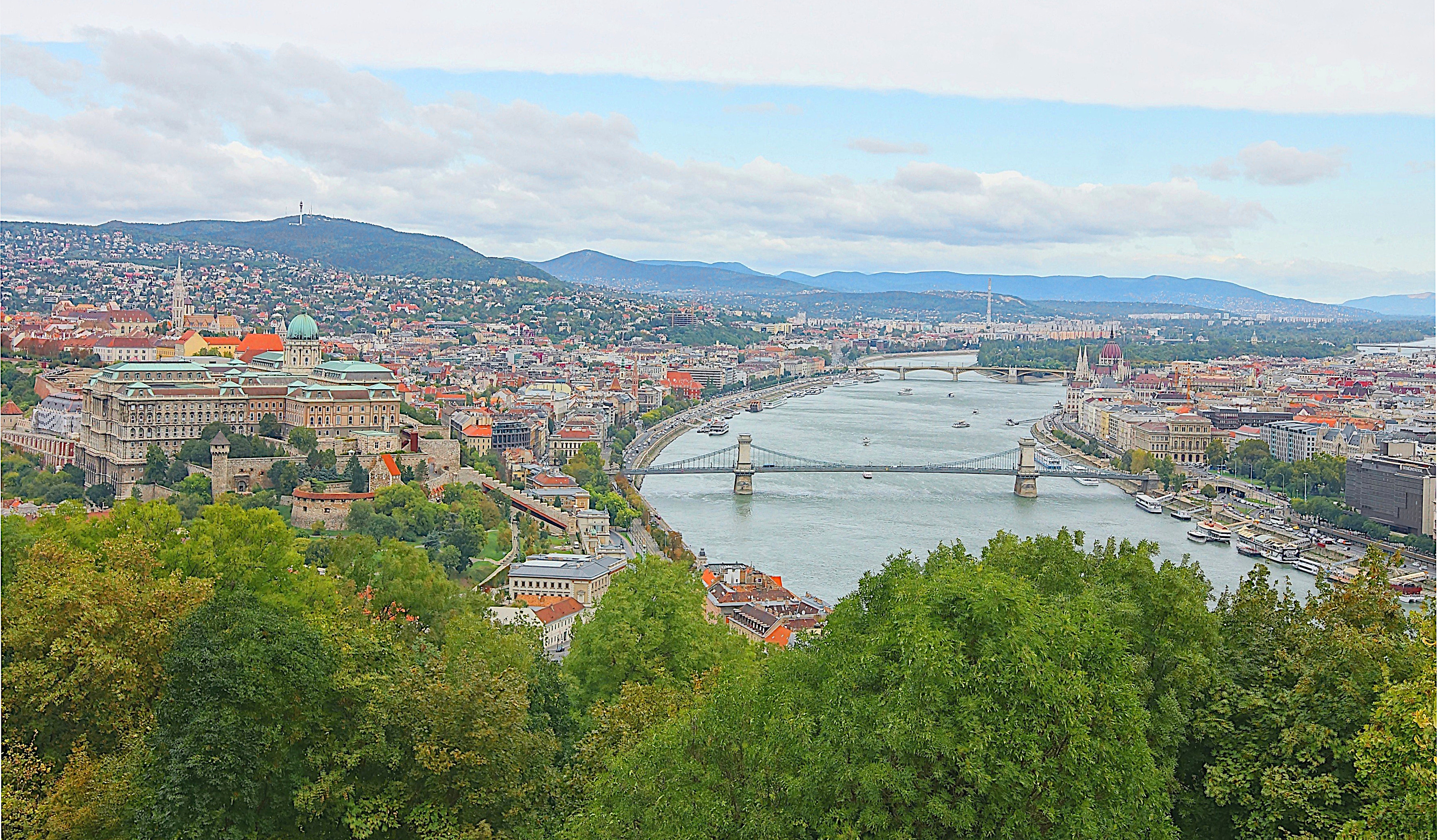 Вид на Будапешт и Дунай