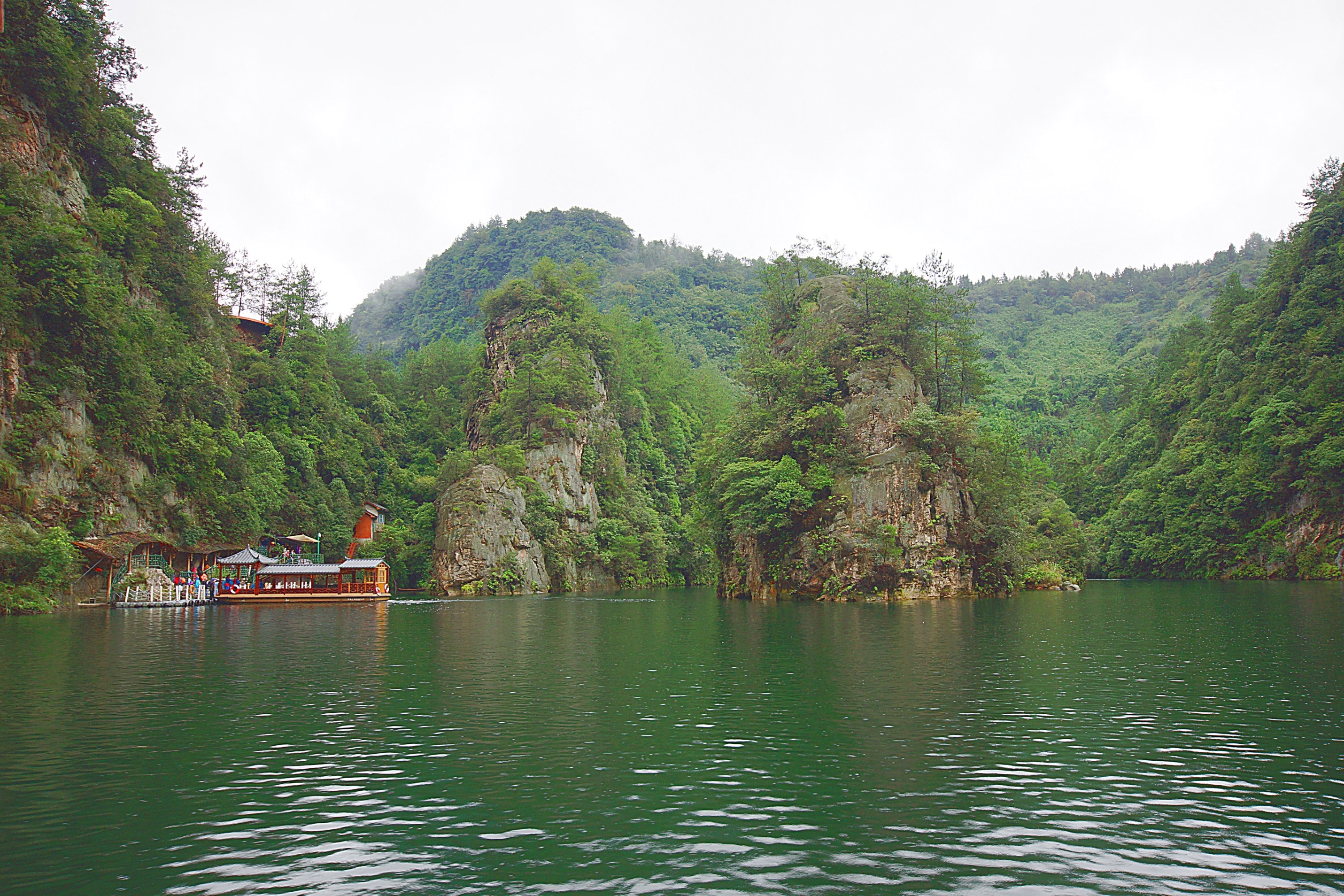 Озеро Баофэн в парке Чжанцзацзе