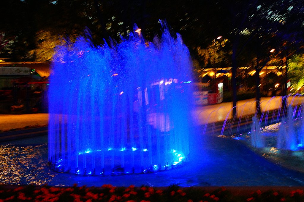 Маленький фонтан в парке