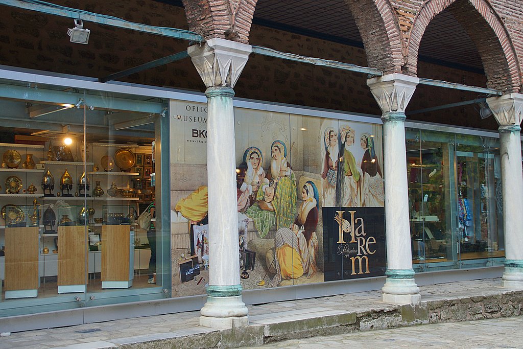 Сувенирный магазин при дворце