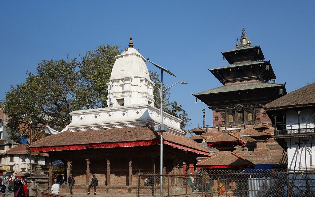 Два индуистских храма на площади