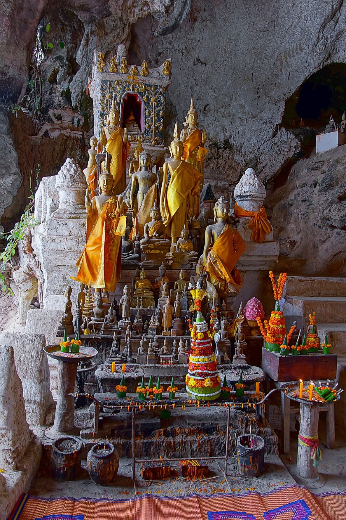 Статуэтки Будды в пещере Пак О