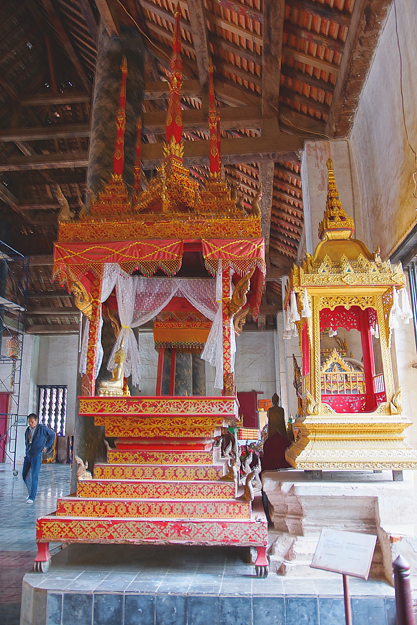 Интерьер небольшог храма Луанга