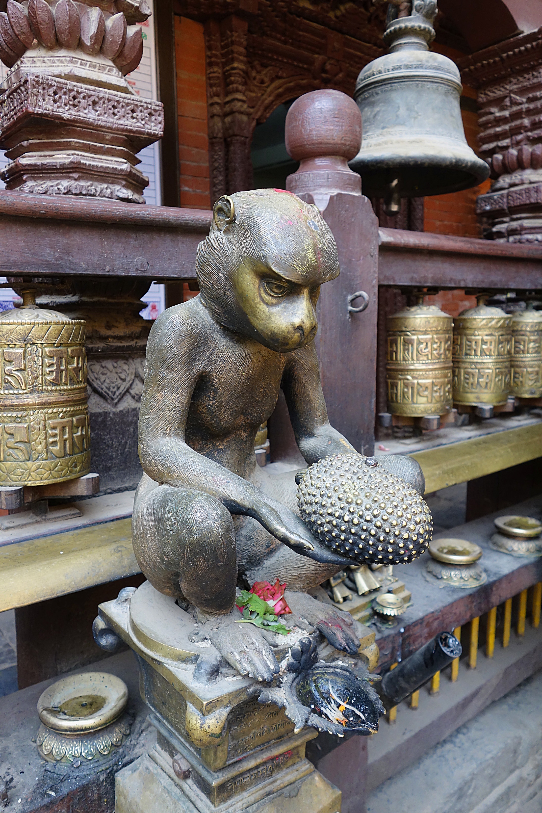 Изваяние обезьяны возле храма