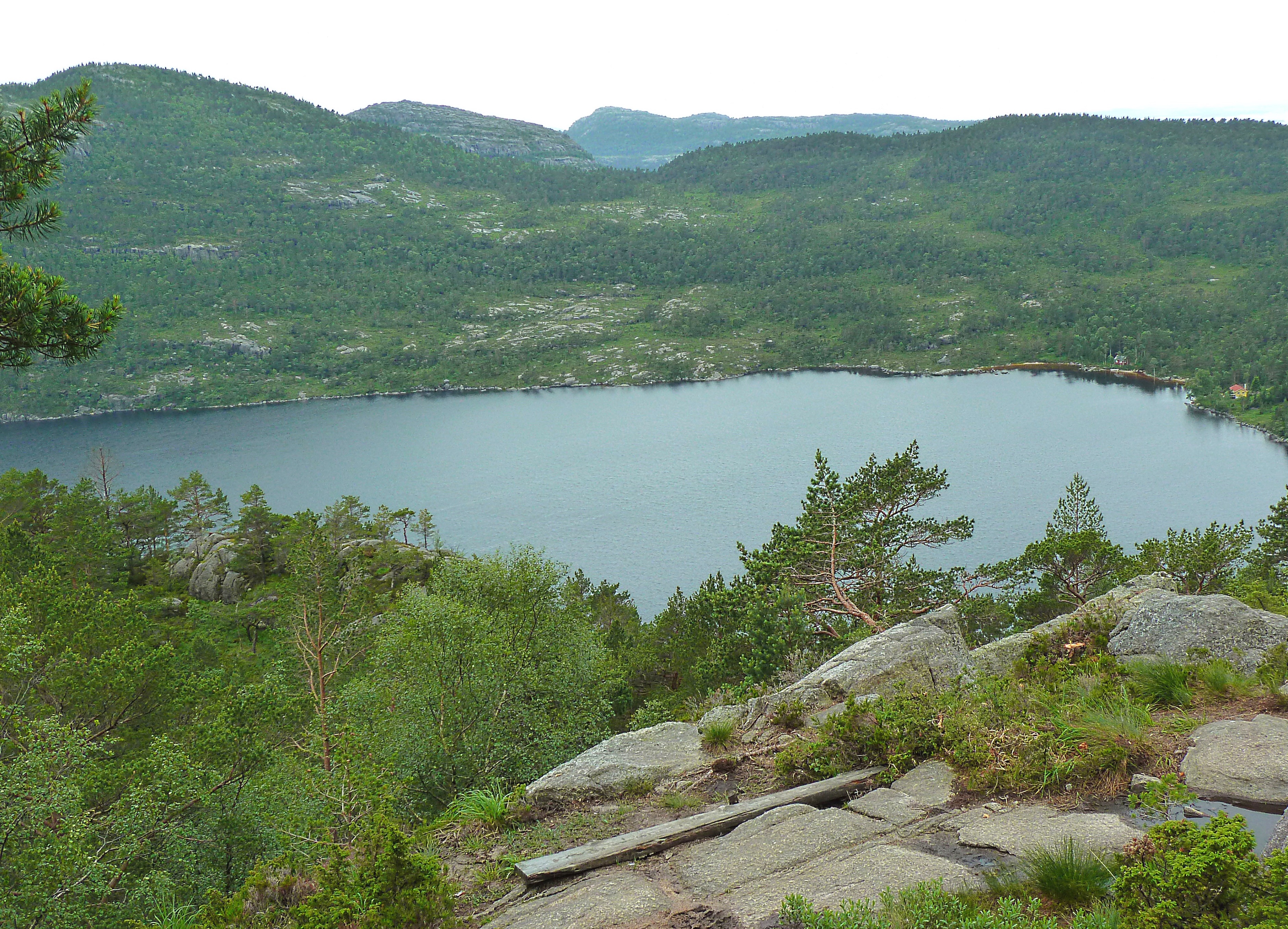 Озеро в горах в р-не Люсефьорда