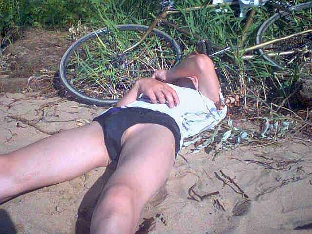 Boy mit Fahrrad Relaxen im Sand