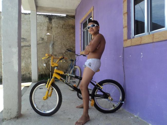 cooler Boy auf seinem Bike
