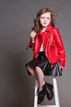 99051126-fille-enfant-fashion-en-veste-de-cuir-rouge-et-jupe-noi